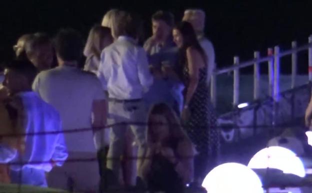 Primeras imágenes de Esther Doña y Santiago Pedraz en actitud cariñosa